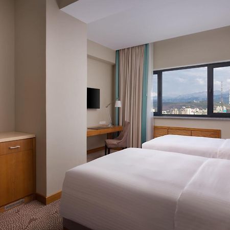 Doubletree By Hilton Almaty Hotel Buitenkant foto