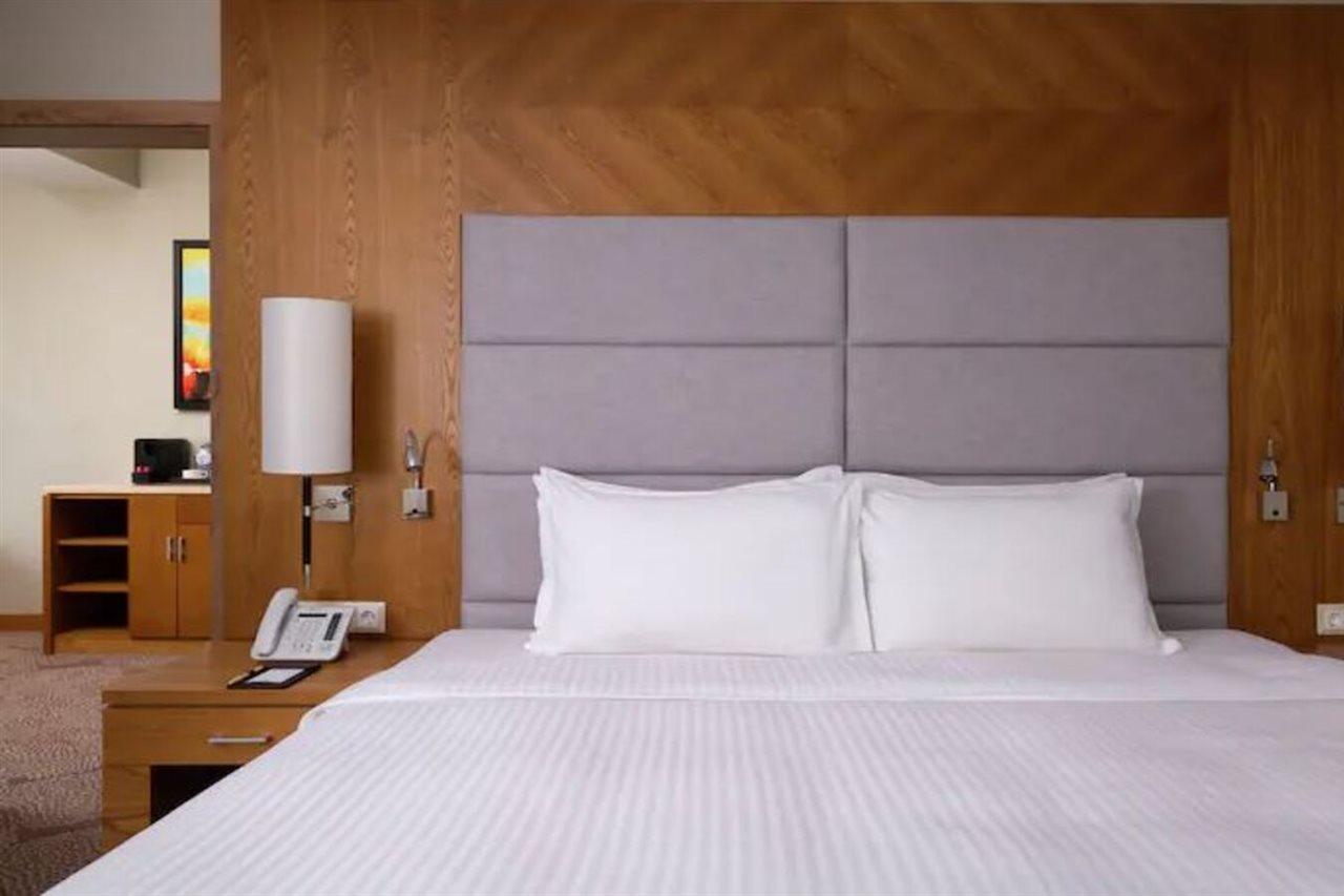 Doubletree By Hilton Almaty Hotel Buitenkant foto