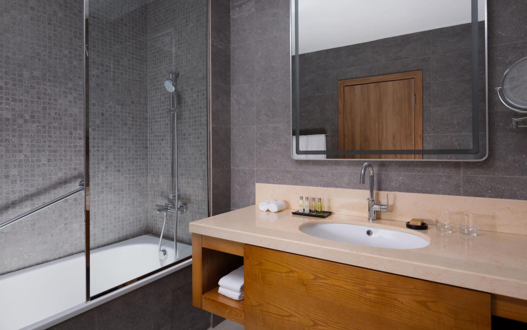 Doubletree By Hilton Almaty Hotel Buitenkant foto