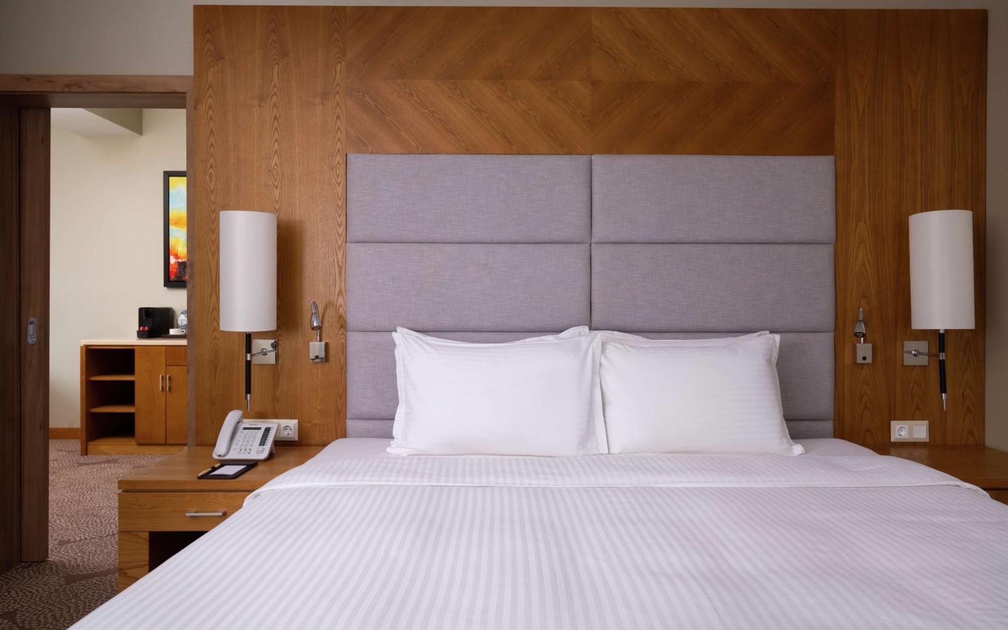 Doubletree By Hilton Almaty Hotel Buitenkant foto