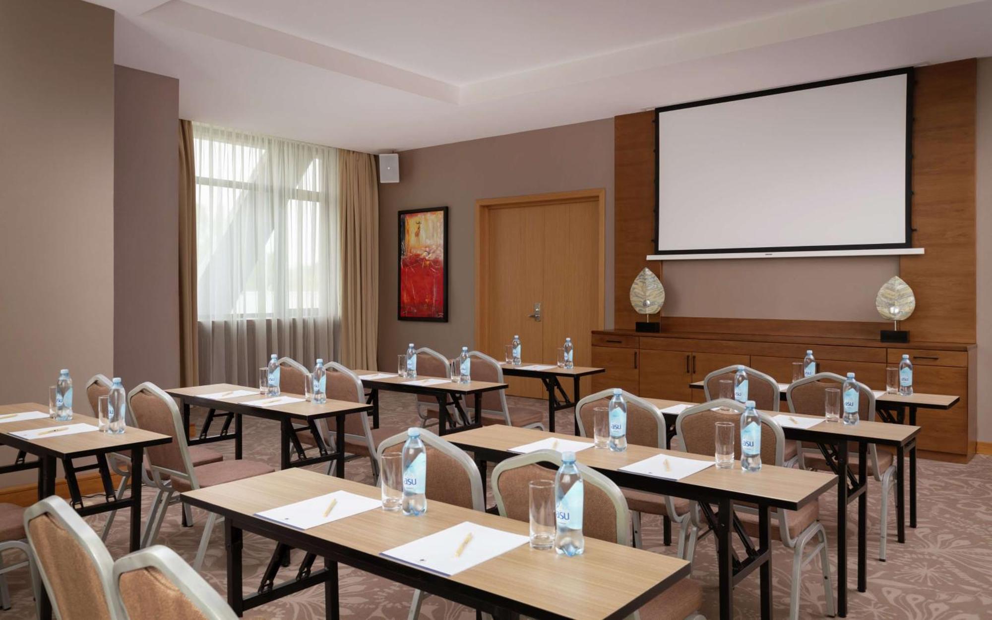 Doubletree By Hilton Almaty Hotel Buitenkant foto
