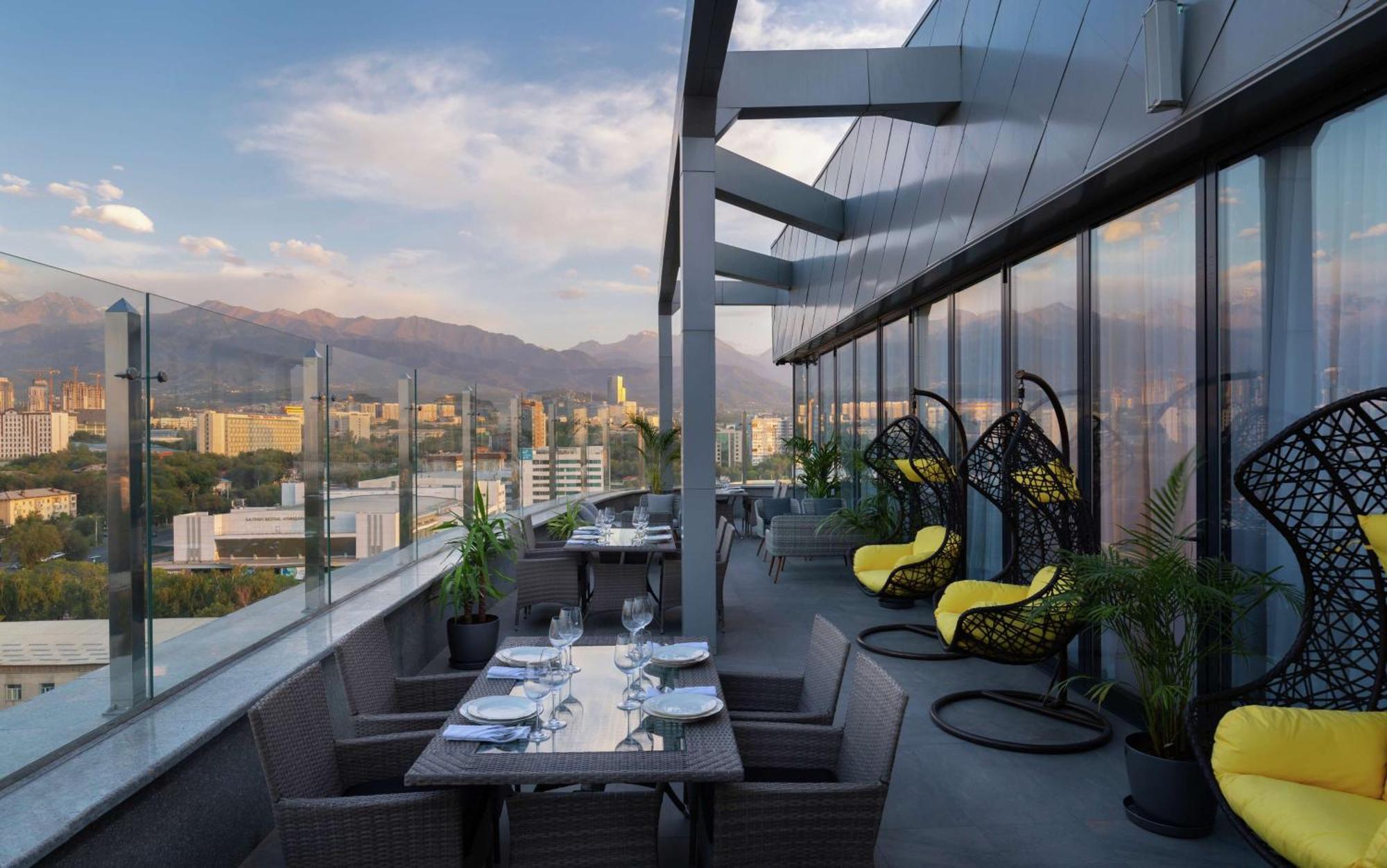 Doubletree By Hilton Almaty Hotel Buitenkant foto