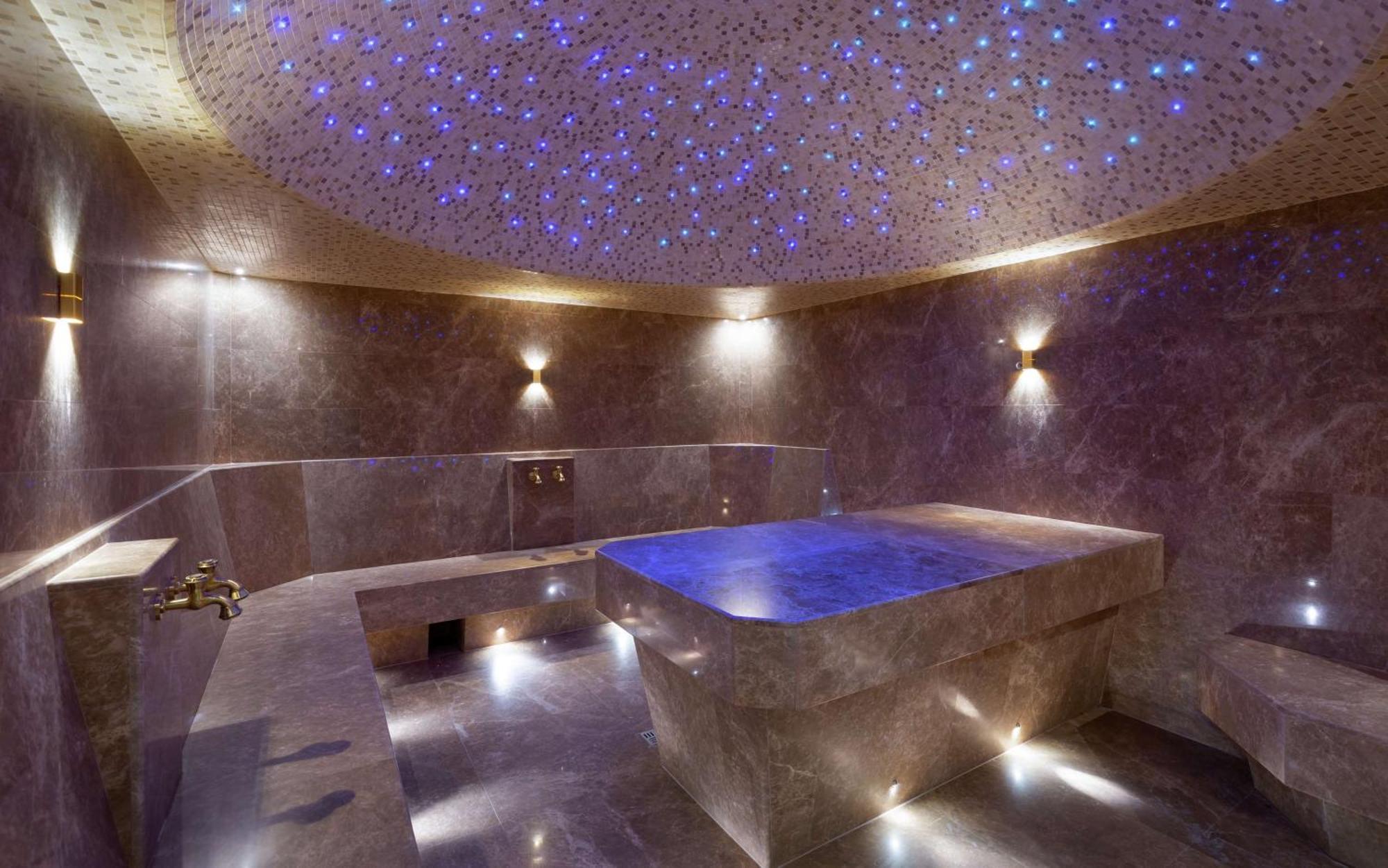 Doubletree By Hilton Almaty Hotel Buitenkant foto