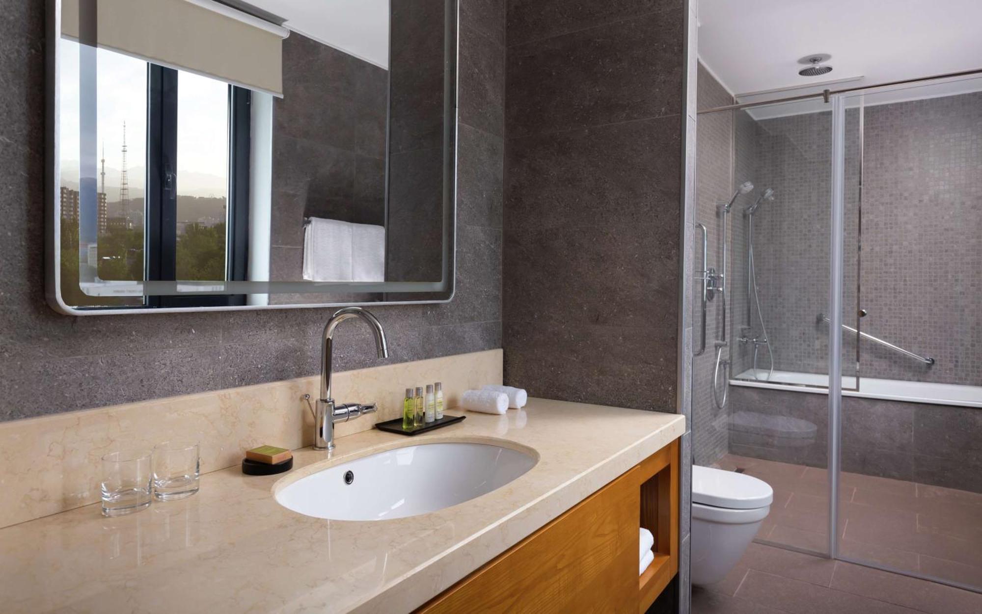 Doubletree By Hilton Almaty Hotel Buitenkant foto