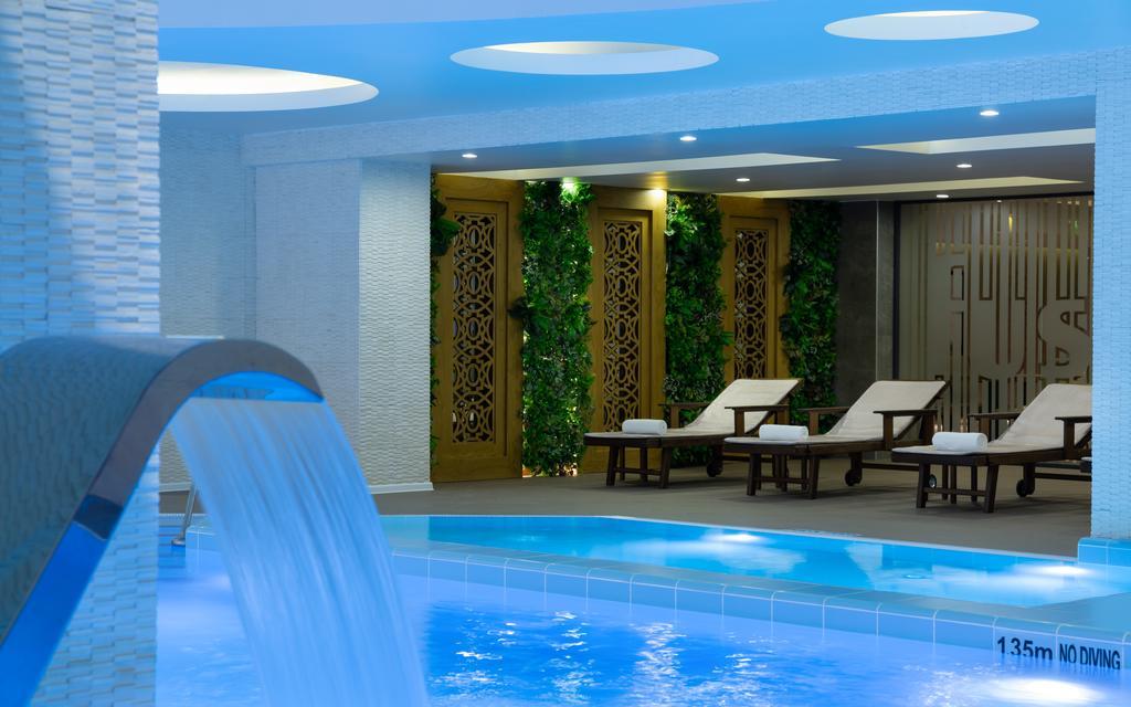 Doubletree By Hilton Almaty Hotel Buitenkant foto